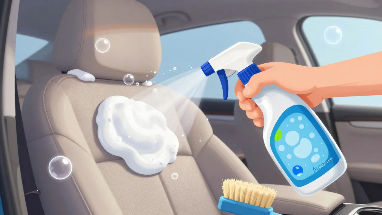 Процесс нанесения пены для очистки салона автомобиля